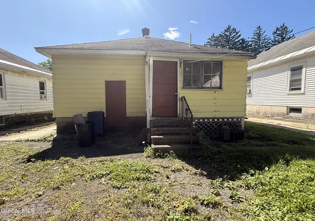 Photo 4 of Sale Pending at 1017 Raymond St, Schenectady, NY 12308 | MLS# 202626165 | Listing updated on 2026-09-23