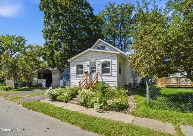 Photo 3 of Single family home for sale at 418 S Reynolds St, Schenectady, NY 12302 | MLS# 202626053 | Listing updated on 2026-09-28