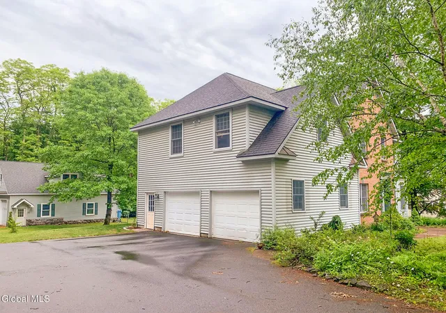 Photo 3 of Single family home for sale at 5 King James Ct, Saratoga Springs, NY 12866 | MLS# 202626066 | Listing updated on 2026-09-15