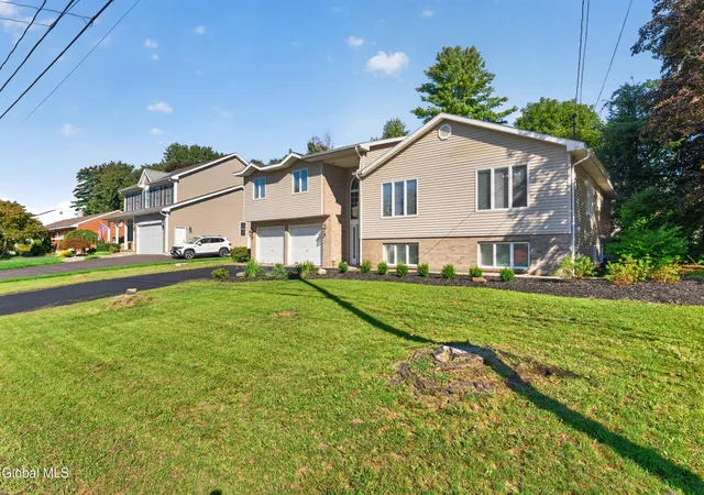 Photo 2 of Single family home for sale at 15 White Birch Ct, Schenectady, NY 12306 | MLS# 202626602 | Listing updated on 2026-09-27
