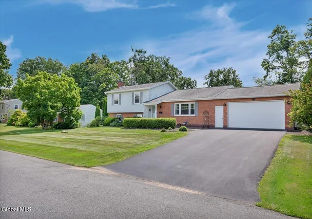 Photo 3 of Sale Pending at 109 Oakwood Dr, Schenectady, NY 12302 | MLS# 202626632 | Listing updated on 2026-09-25