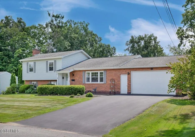 Photo 3 of Sale Pending at 109 Oakwood Dr, Schenectady, NY 12302 | MLS# 202626632 | Listing updated on 2026-09-25