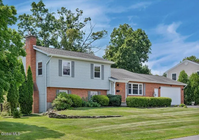 Photo 4 of Sale Pending at 109 Oakwood Dr, Schenectady, NY 12302 | MLS# 202626632 | Listing updated on 2026-09-25
