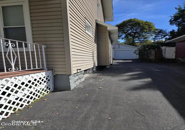 Photo 4 of Single family home for sale at 1080 Keyes Ave, Schenectady, NY 12309 | MLS# 202626680 | Listing updated on 2026-10-07