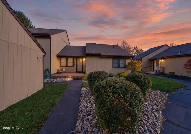 Listing Photo 4 - Condo for sale in building located at 1502 Huntington Ct, East Greenbush, NY 12061