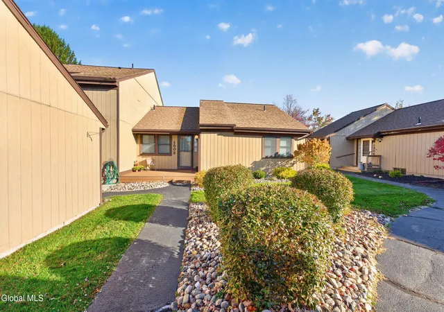 Listing Photo 5 - Condo for sale in building located at 1502 Huntington Ct, East Greenbush, NY 12061