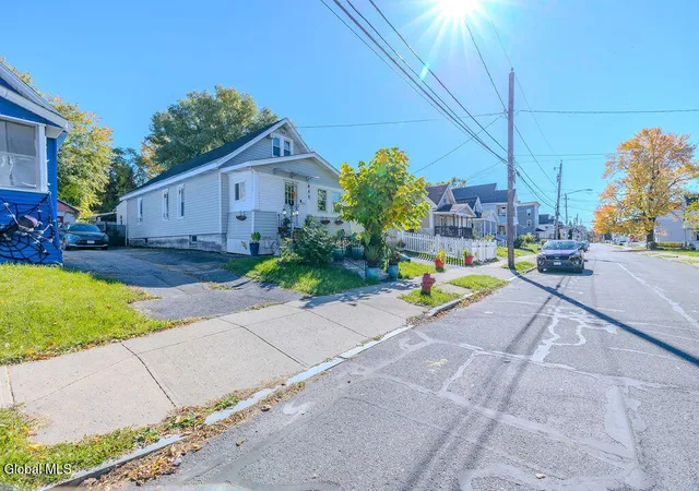 Photo 2 of Single family home for sale at 1680 Carrie St, Schenectady, NY 12308 | MLS# 202628699 | Listing updated on 2026-10-29
