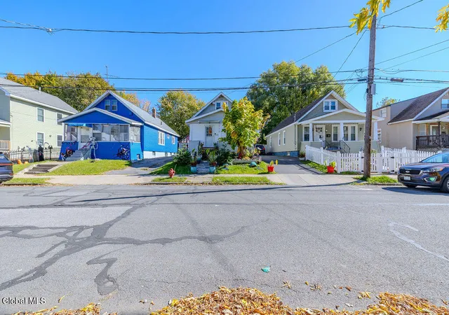 Photo 4 of Single family home for sale at 1680 Carrie St, Schenectady, NY 12308 | MLS# 202628699 | Listing updated on 2026-10-29