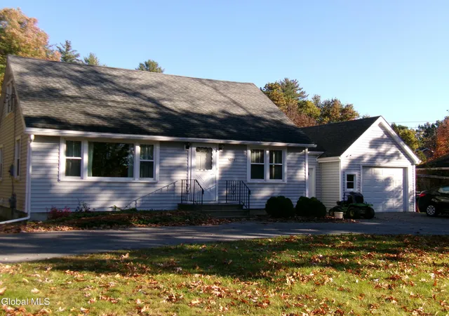 Photo 2 of Single family home for sale at 3075 Sunset Ln, Schenectady, NY 12303 | MLS# 202628686 | Listing updated on 2026-10-27