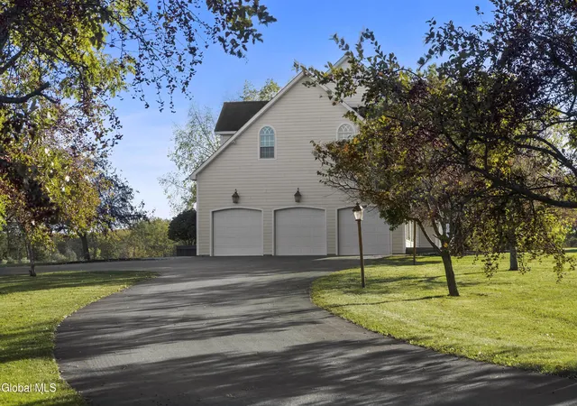 Photo 3 of Single family home for sale at 8 Pauley Ln, Slingerlands, NY 12159 | MLS# 202628901 | Listing updated on 2026-10-26