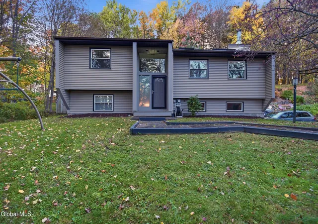 Photo 2 of Single family home for sale at 6 Ashford Ln, Schenectady, NY 12309 | MLS# 202628800 | Listing updated on 2026-10-28