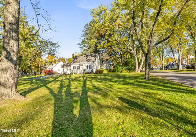 Photo 3 of Single family home for sale at 2310 Niskayuna Dr, Schenectady, NY 12309 | MLS# 202628903 | Listing updated on 2026-10-25