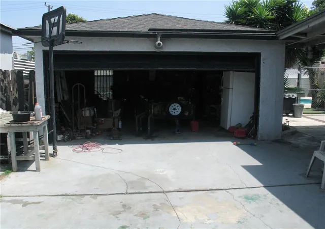 Photo 4 of Sale Pending at 812 N Poinsettia Ave, Compton, CA 90221 | MLS# IV25203202 | Listing updated on 2026-09-14