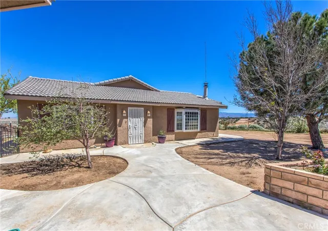 Photo 3 of Single family home for sale at 7045 Oak Hl Rd, Oak Hills, CA 92344 | MLS# IG25242264 | Listing updated on 2026-09-15