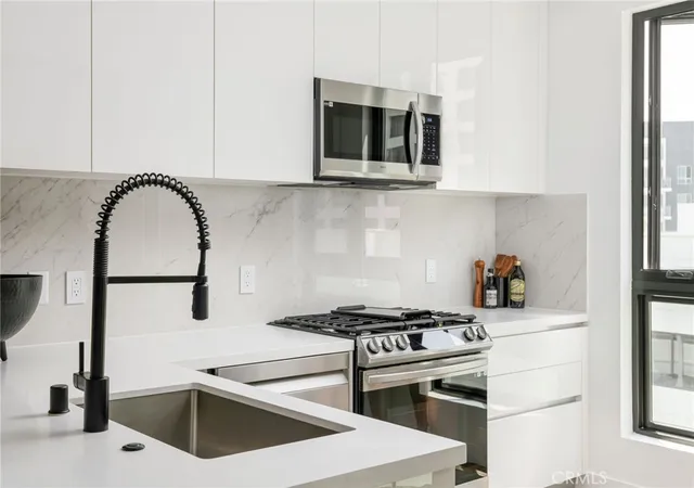 Photo 4 of Condo for sale at 118 Astronaut Ellison S Onizuka St #710, Los Angeles, CA 90012 | MLS# PF25254245 | Listing updated on 2026-09-14
