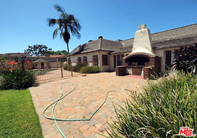 Photo 3 of Single family home for sale at 742 Schumacher Dr, Los Angeles, CA 90048 | MLS# 25625061 | Listing updated on 2026-09-15