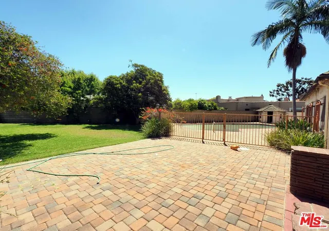 Photo 4 of Single family home for sale at 742 Schumacher Dr, Los Angeles, CA 90048 | MLS# 25625061 | Listing updated on 2026-09-15