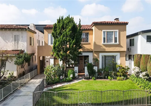 Photo 1 of Sale Pending at 137 N Hamilton Dr, Beverly Hills, CA 90211 | MLS# SR26018202 | Listing updated on 2026-09-29