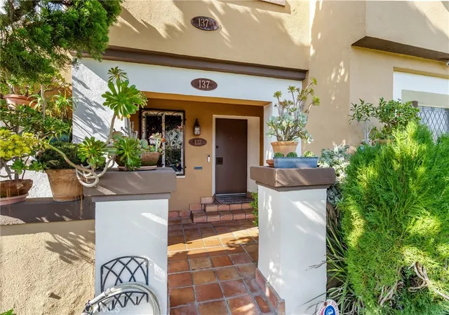 Photo 2 of Sale Pending at 137 N Hamilton Dr, Beverly Hills, CA 90211 | MLS# SR26018202 | Listing updated on 2026-09-29