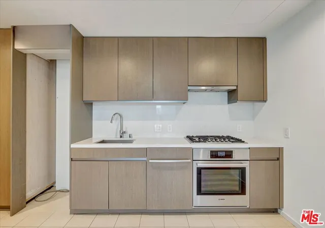 Photo 3 of Condo for sale at 889 Francisco St #911, Los Angeles, CA 90017 | MLS# 26664391 | Listing updated on 2026-09-15