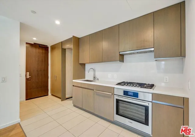 Photo 4 of Condo for sale at 889 Francisco St #911, Los Angeles, CA 90017 | MLS# 26664391 | Listing updated on 2026-09-15