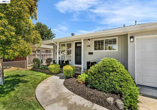 Photo 3 of Single family home for sale at 4708 Portola Dr, Fremont, CA 94536 | MLS# 41127382 | Listing updated on 2026-09-30