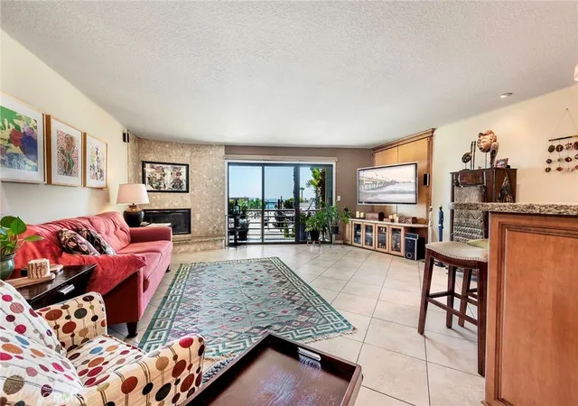 Listing Photo 4 - Condo for sale in building located at 3811 E Livingston Dr, Long Beach, CA 90803 - Unit #1