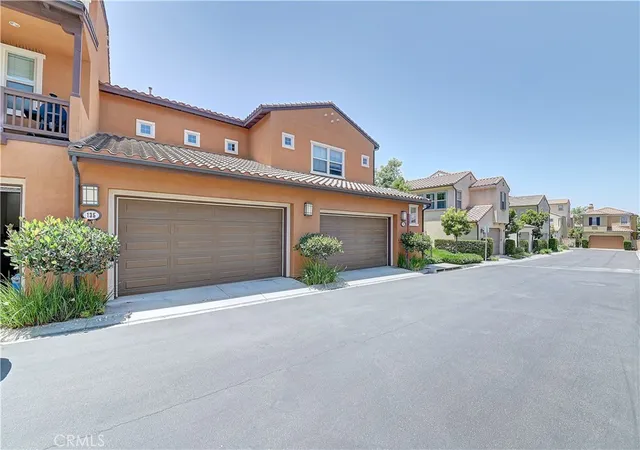 Listing Photo 4 - Condo for sale in building located at 135 Pathway, Irvine, CA 92618