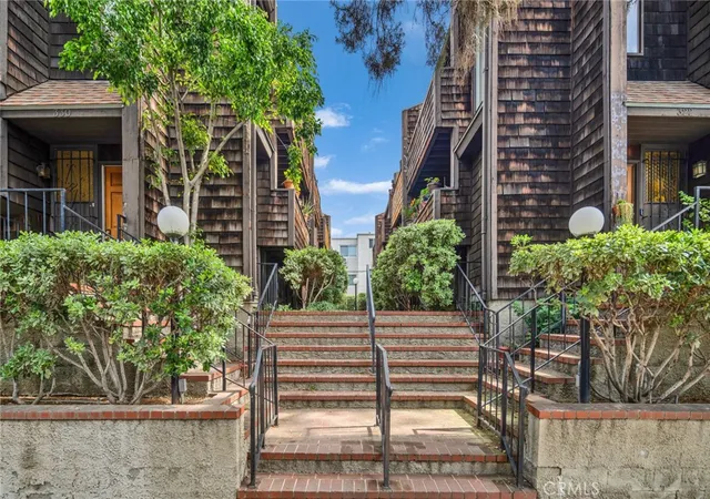 Townhouse for sale at 332 North 5th St, Burbank, CA 91501 | MLS# OC26077183