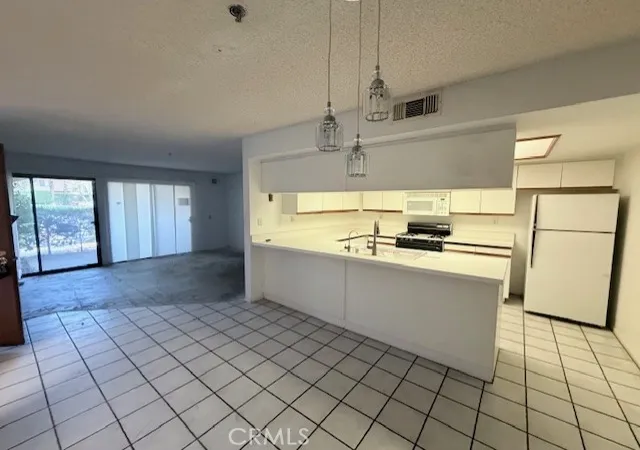Photo 2 of Condo for sale at 200 E Racquet Clb Dr #35, Palm Springs, CA 92262 | MLS# CV26079811 | Listing updated on 2026-09-29