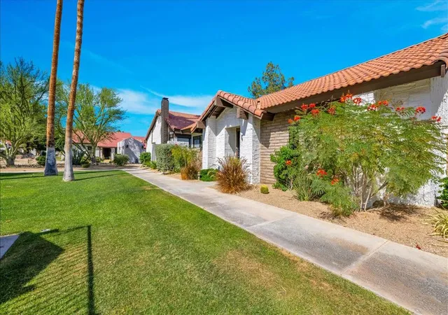 Listing Photo 4 - Condo for sale in building located at 2389 E Miramonte Cir, Palm Springs, CA 92264 - Unit #B