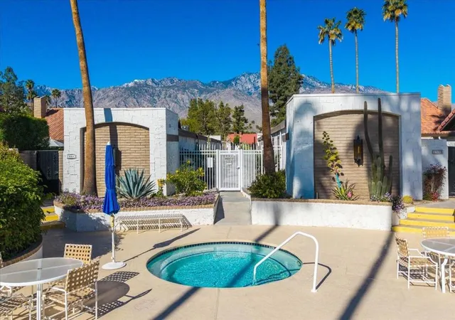 Listing Photo 2 - Condo for sale in building located at 2389 E Miramonte Cir, Palm Springs, CA 92264 - Unit #B