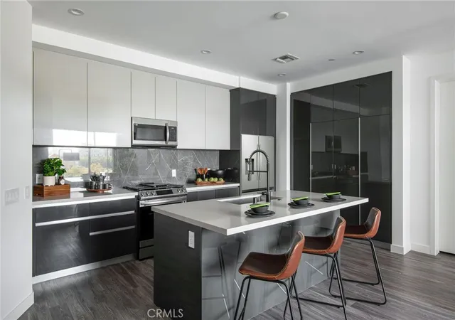 Photo 4 of Condo for sale at 118 Astronaut Ellison S Onizuka St #206, Los Angeles, CA 90012 | MLS# PF26085894 | Listing updated on 2026-09-14
