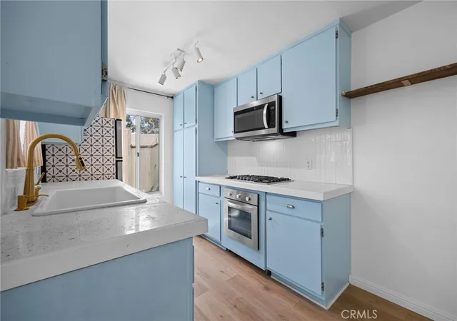 Listing Photo 5 - Condo for sale in building located at 1330 Cabrillo Park, Santa Ana, CA 92701 - Unit #F