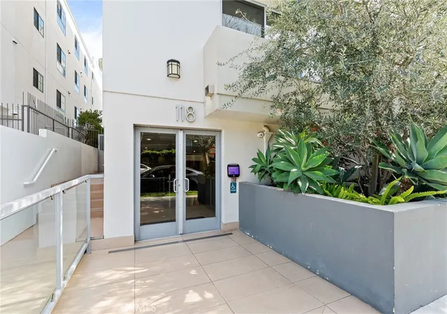 Photo 3 of Condo for sale at 118 N Kings Rd #201, Los Angeles, CA 90048 | MLS# OC26094622 | Listing updated on 2026-09-26