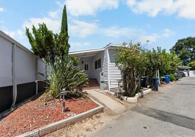 Photo 3 of Manufactured home for sale at 4201 Topanga Cyn Blvd #171, Woodland Hills, CA 91364 | MLS# SR26096144 | Listing updated on 2026-09-14