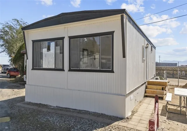 Photo 4 of Manufactured home for sale at 1258 W Rosamond Blvd #47, Rosamond, CA 93560 | MLS# SR26100632 | Listing updated on 2026-09-15