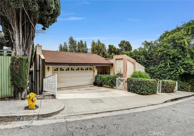 Photo 2 of Sale Pending at 3334 Oak Glen, Los Angeles, CA 90068 | MLS# AR26105664 | Listing updated on 2026-10-06