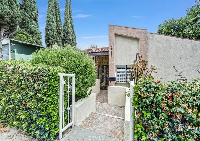Photo 3 of Sale Pending at 3334 Oak Glen, Los Angeles, CA 90068 | MLS# AR26105664 | Listing updated on 2026-10-06