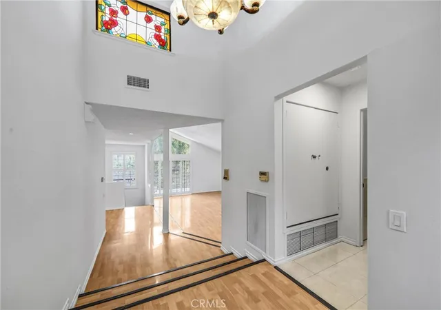 Photo 3 of Sale Pending at 3334 Oak Glen, Los Angeles, CA 90068 | MLS# AR26105664 | Listing updated on 2026-10-06