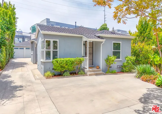 Listing Photo 4 - Condo for sale in building located at 2252 20th St, Santa Monica, CA 90405
