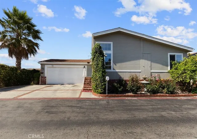 Photo 4 of Sale Pending at 201 Crow Ln, Fountain Valley, CA 92708 | MLS# IG26106217 | Listing updated on 2026-09-15