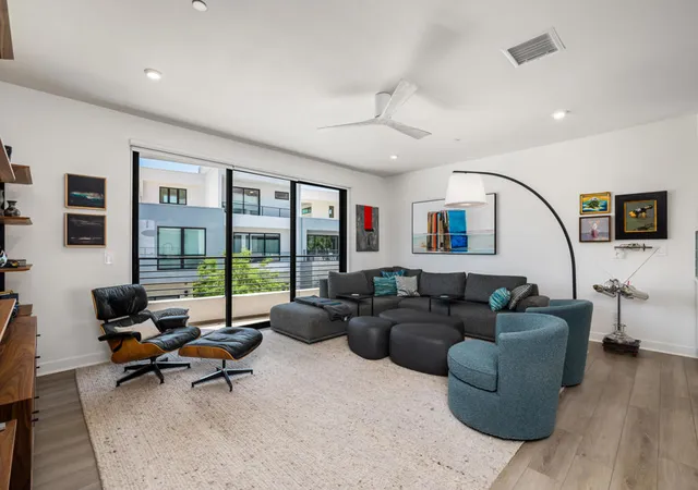 Listing Photo 3 - Condo for sale in building located at 890 Cameron Ctr Dr, Palm Springs, CA 92264