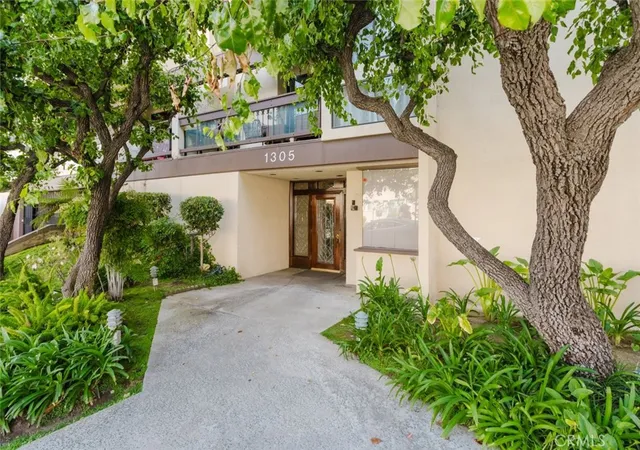 Photo 1 of Condo for sale at 1305 N Columbus Ave #204, Glendale, CA 91202 | MLS# GD26113657 | Listing updated on 2026-09-14