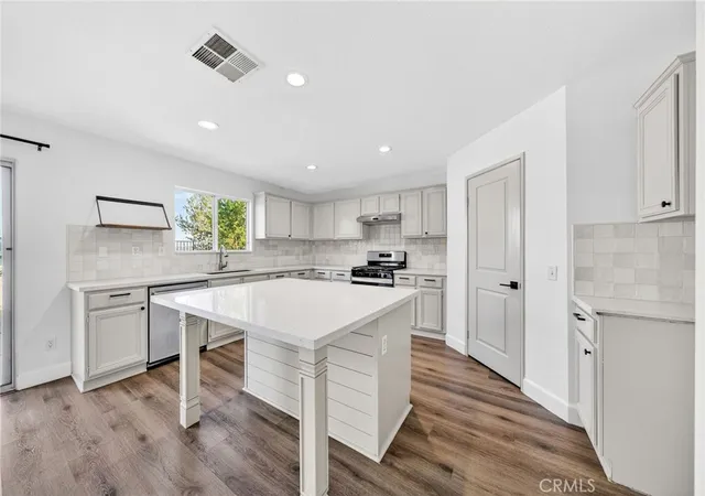 Photo 2 of Single family home for sale at 33650 Abbey Rd, Temecula, CA 92592 | MLS# SW26114551 | Listing updated on 2026-09-22