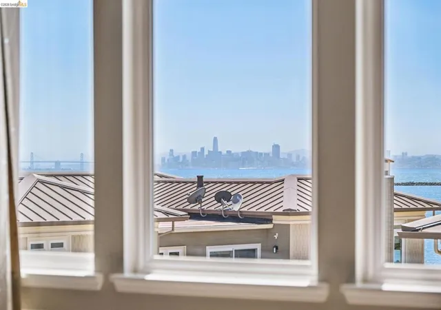 Listing Photo 5 - Condo for sale in building located at 16 Sea Star Ct, Richmond, CA 94801