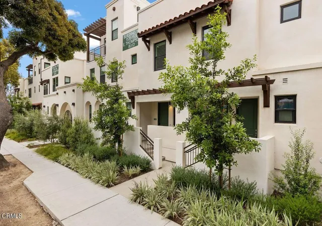 Townhouse for sale at 1536 E Thompson Blvd, Ventura, CA 93001 | MLS# V1-36938