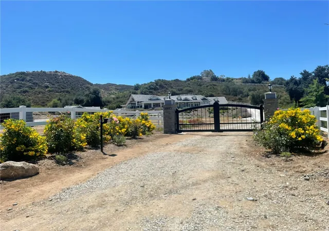 Photo 3 of Single family home for sale at 37492 Calle De Lobo, Murrieta, CA 92562 | MLS# SW26129259 | Listing updated on 2026-09-14