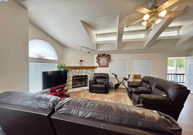 Photo 3 of Sale Pending at 1220 Tasman #39, Sunnyvale, CA 94089 | MLS# ML82051133 | Listing updated on 2026-09-15