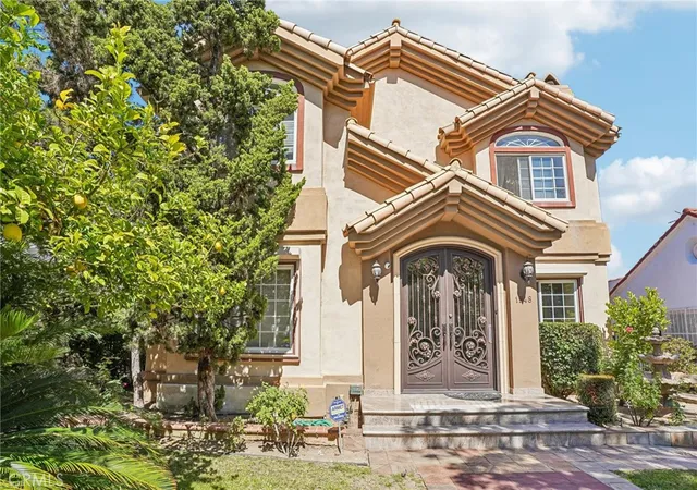Photo 2 of Single family home for sale at 1948 N Catalina St, Los Angeles, CA 90027 | MLS# SR26127902 | Listing updated on 2026-09-14